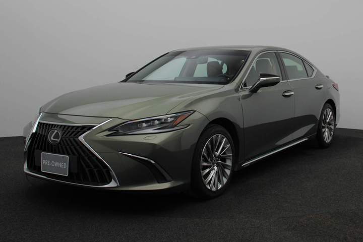 Used 2023 Lexus ES300h for sale in Dubai